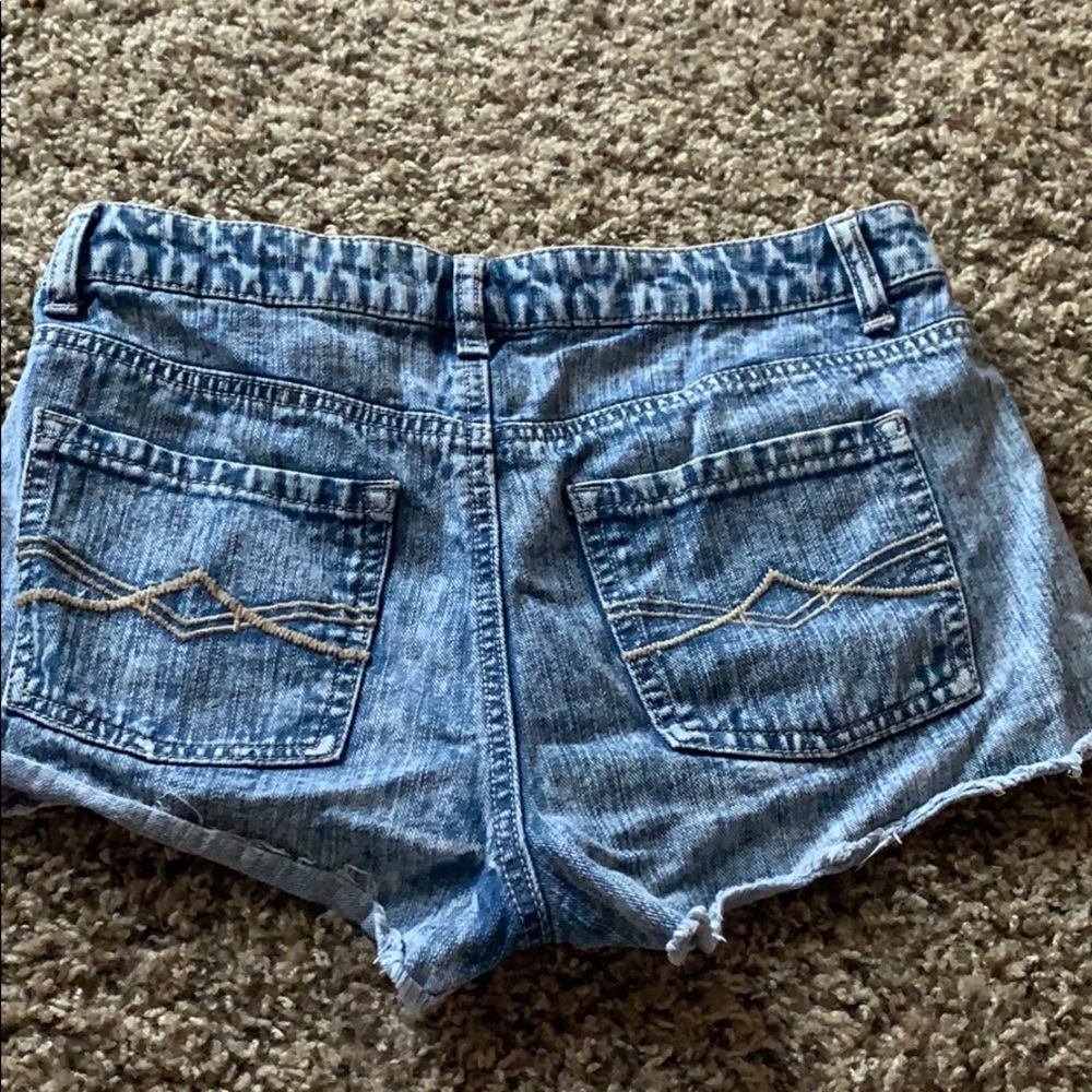 Distressed Jean shorts - Picture 9 of 10